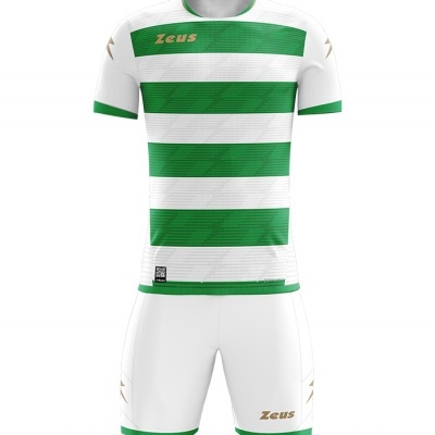 Conjunto desportivo verde e branco com logótipo Zeus