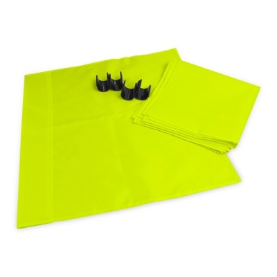 Panos amarelos e clips pretos sobre fundo branco