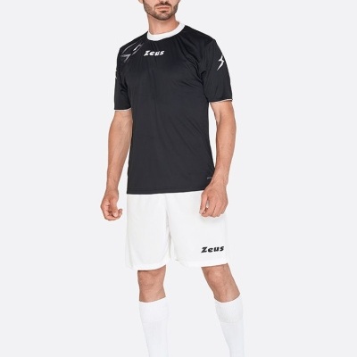 Homem com roupa desportiva preta e branca Zeus e sapatilhas azuis.