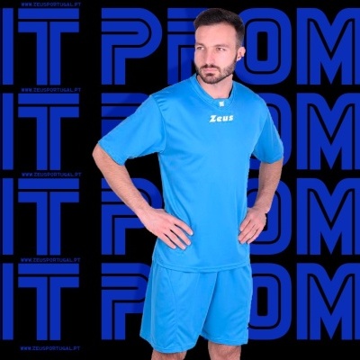 Homem com fato desportivo azul claro Zeus sobre fundo preto com texto KIT PROMO azul