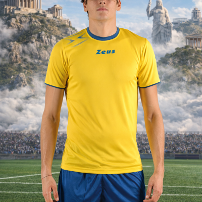 Homem com t-shirt amarela e calções azuis de treino Zeus num campo de futebol com estádios e estátuas antigas ao fundo