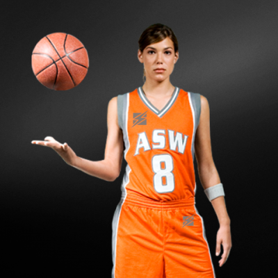 Jogadora de basquetebol com fato laranja e bola em fundo cinzento