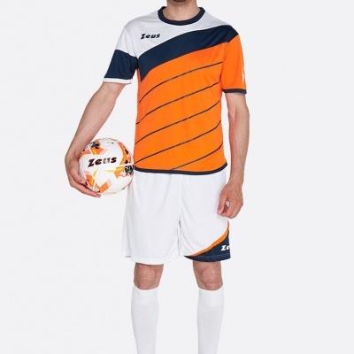 Homem com kit de futebol Zeus e bola correspondente