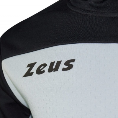 Detalhe de vestuário desportivo bicolor com a palavra Zeus