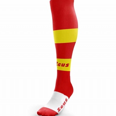 Meia desportiva alta vermelha com faixas amarelas e texto Zeus na base.