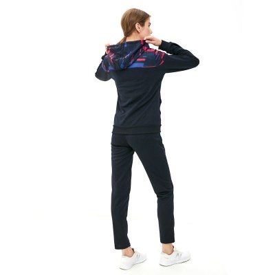 Conjunto desportivo feminino azul escuro com padrão colorido no capuz