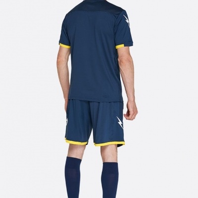 Homem de costas com roupa desportiva azul escuro e amarelo