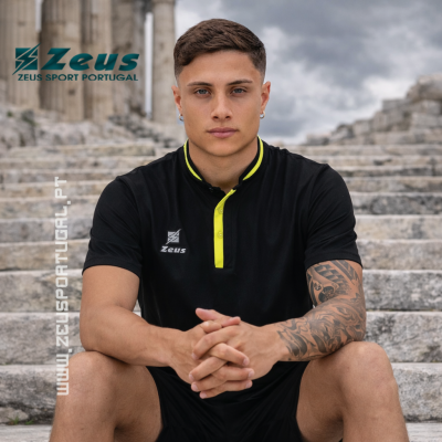 Homem jovem sentado com polo preto com detalhes amarelos e logótipo Zeus sentado numa escadaria de pedra