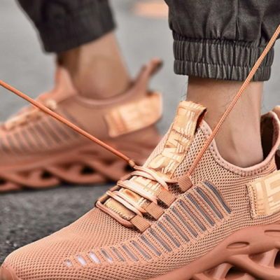 Ténis desportivos cor salmão com sola ondulada e malha respirável