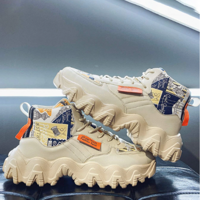 Ténis altos bege com sola grossa, estampado azul e bege, detalhes laranja