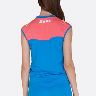 Pessoa de costas com roupa desportiva azul e rosa com a palavra Zeus