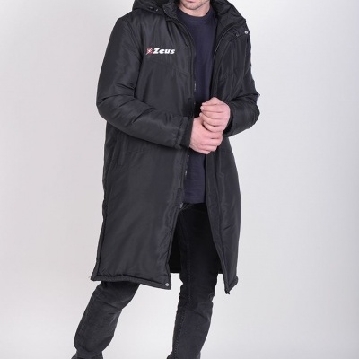 Casaco comprido preto com capuz e etiquetas Zeus no peito esquerdo usado por homem