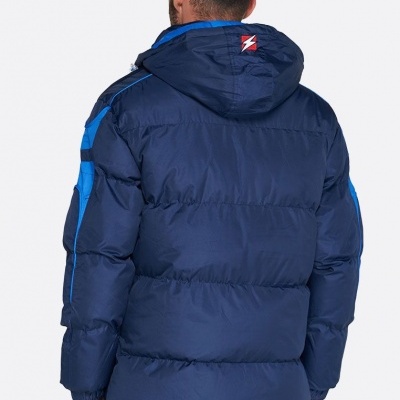 Casaco acolchoado azul escuro com detalhes azuis e símbolo de raio no capuz