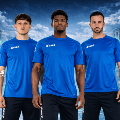 Três homens com t-shirts azuis Zeus em fundo de estádio à noite