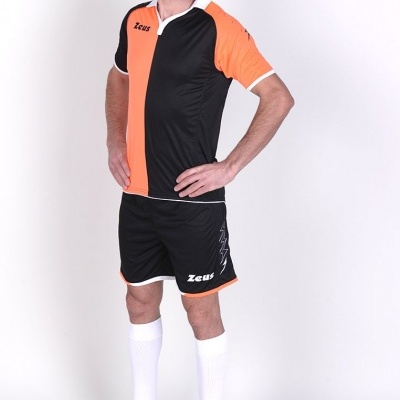 Homem com conjunto desportivo preto e laranja em fundo branco