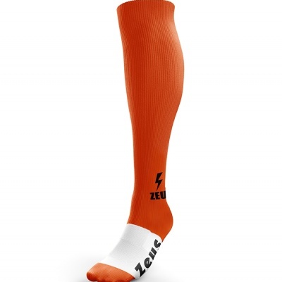 Meia desportiva comprida laranja e branca com texto ZEUS e símbolo de raio