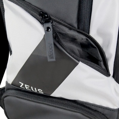 Mochila branca e preta com bolso aberto e palavra ZEUS visível