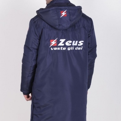 Casaco comprido azul escuro com capuz e logótipo Zeus nas costas e capuz