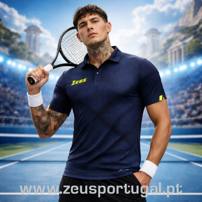 Homem com polo azul escuro Zeus num campo de ténis ao ar livre