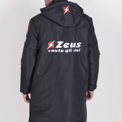 Casaco preto comprido com capuz e logo Zeus nas costas.