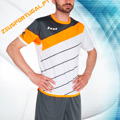 Homem a usar conjunto desportivo branco, cinzento e laranja com texto Zeus.