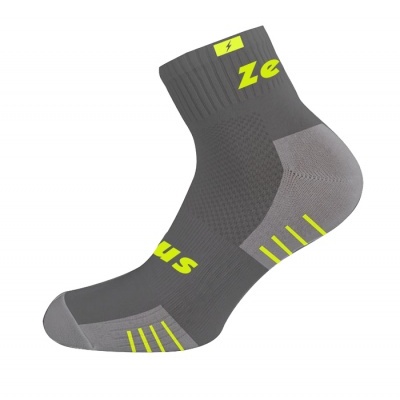 Meia desportiva cinzenta e preta com detalhes amarelos fluorescentes e padrões em malha