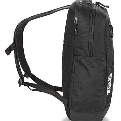 mochila preta com fecho duplo e marca ZEUS