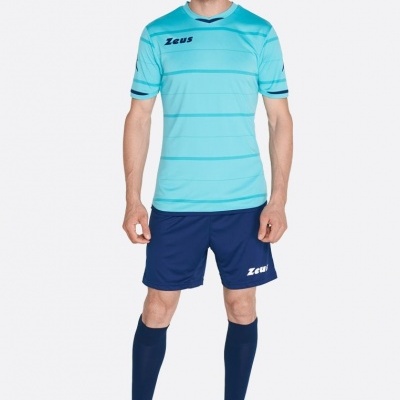 Homem com conjunto de futebol azul claro e azul escuro com sapatilhas vermelhas