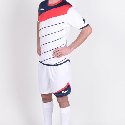 Homem com equipamento desportivo branco, vermelho e azul escuro