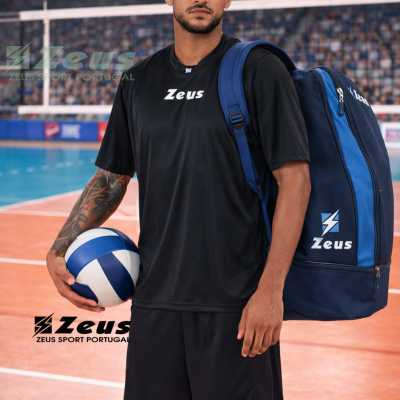 Jogador de voleibol com roupa desportiva preta, mochila azul e bola azul e branca em campo de voleibol