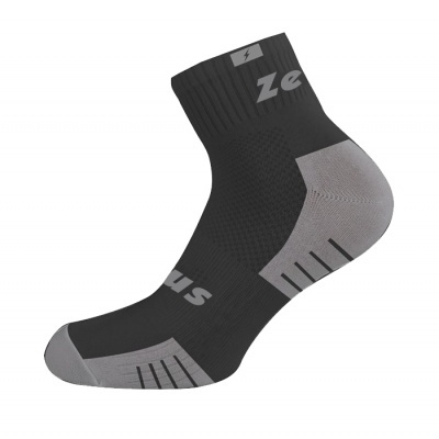 Meia desportiva preta e cinza com textos ZE e SIT
