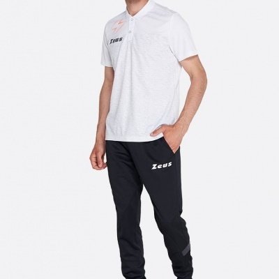 Homem com polo branco e calças de treino pretas com logotipos Zeus