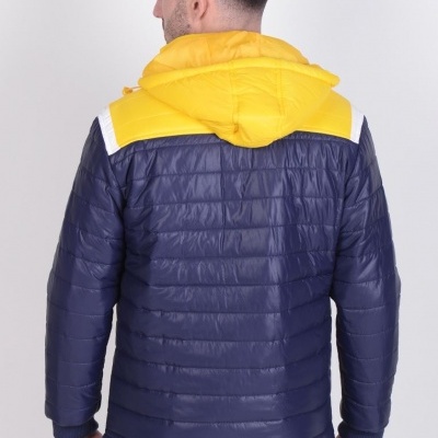 Casaco acolchoado azul escuro com capuz amarelo e detalhe branco nos ombros