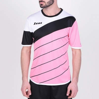 Homem a vestir conjunto desportivo rosa, branco e preto da marca Zeus