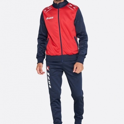 Homem a usar fato de treino vermelho e azul escuro com texto ZEUS e ténis azuis