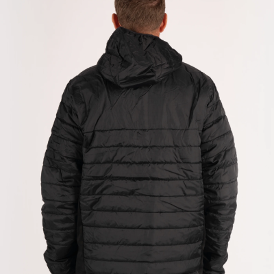 Casaco acolchoado preto com capuz visto de costas