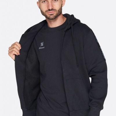 Homem com camisola preta e casaco desportivo com capuz preto aberto