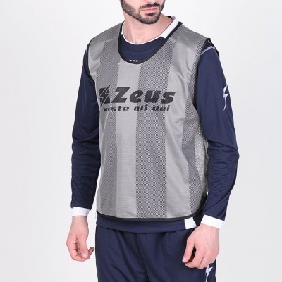 Homem com camisola e calções desportivos da marca Zeus, detalhes cinza e azul escuro, fundo branco