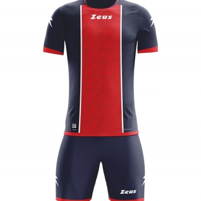 Equipamento desportivo azul escuro com risca vermelha e texto ZEUS em branco.