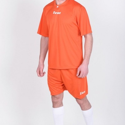 Homem com fato desportivo laranja Zeus, meias brancas e ténis pretos