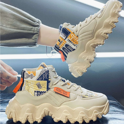 Botins desportivos bege com sola grossa ondulada e detalhes estampados em azul, branco e laranja