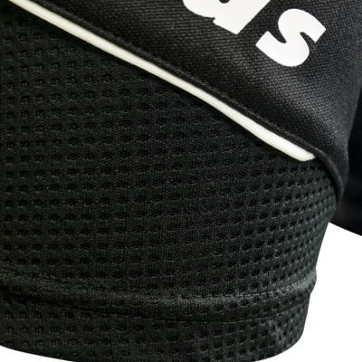 Detalhe de tecido preto texturizado com texto branco parcial 'su'