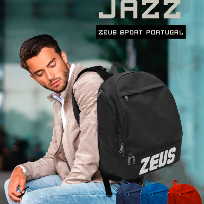 Mochila desportiva preta com palavra ZEUS em destaque, várias cores, jovem sentado com jaqueta bege e jeans.