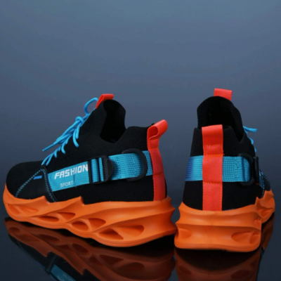 Ténis pretos com sola laranja, tiras azuis e detalhes vermelhos