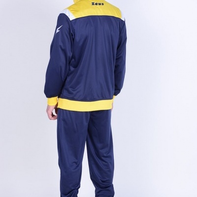 Homem de costas a usar fato de treino azul escuro com detalhes amarelos e texto 'Zeus' no casaco