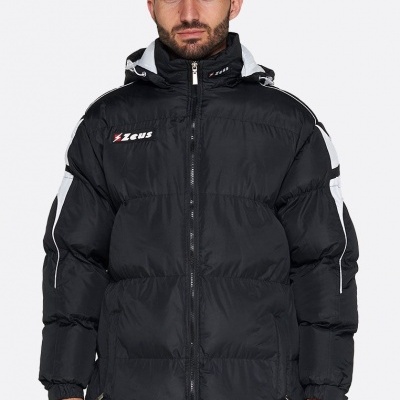 Casaco acolchoado preto com capuz e logotipo Zeus no peito.