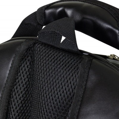 Detalhe de mochila preta com alça acolchoada e tecido de malha