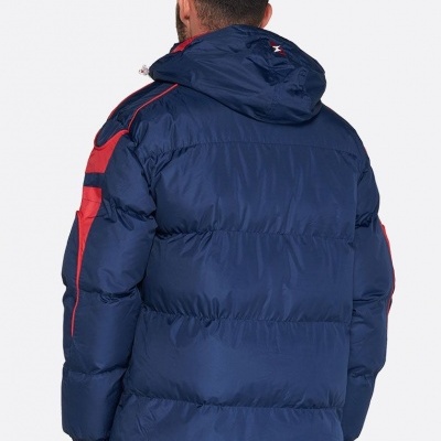 Blusão acolchoado azul escuro com capuz e detalhes vermelhos visto de costas