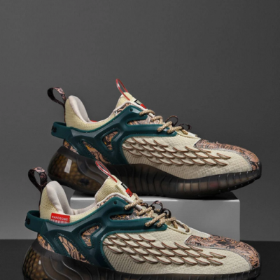 Par de sapatilhas desportivas bege, verde e castanho com relevo e sola preta