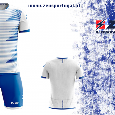 Fato desportivo branco e azul com logótipo Zeus e padrão de linhas horizontais e zig-zag.